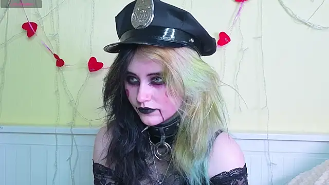 Snapshot of PortiaHedge chatting on 10-31-25, 06:31 PortiaHedge online show from 10-31-25, 06:31