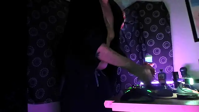 Snapshot of DjDiCKmannOnE chatting on 11-29-25, 02:03 DjDiCKmannOnE online show from 11-29-25, 02:03