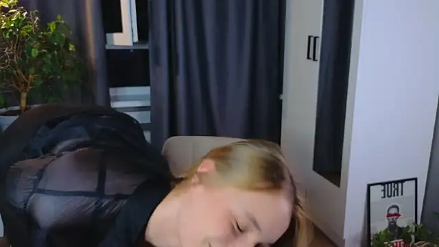 Snapshot of lisa_schiele chatting on 10-05-25, 08:29 lisa schiele online show from 10-05-25, 08:29