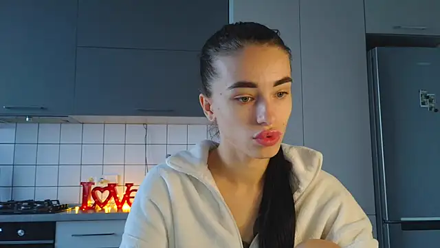 Snapshot of EvaMelnik chatting on 09-19-25, 02:18 EvaMelnik online show from 09-19-25, 02:18