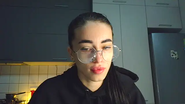 Snapshot of EvaMelnik chatting on 10-08-25, 03:42 EvaMelnik online show from 10-08-25, 03:42