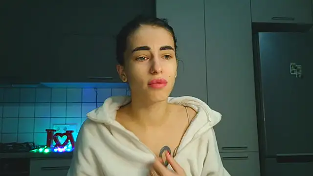 Snapshot of EvaMelnik chatting on 10-13-25, 03:45 EvaMelnik online show from 10-13-25, 03:45