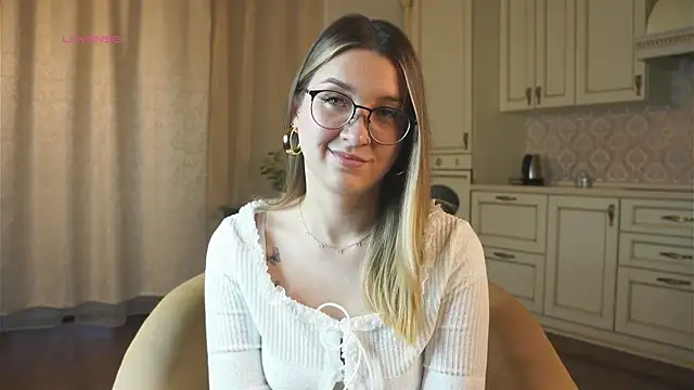 Snapshot of DarelleFaux chatting on 10-15-25, 03:17 DarelleFaux online show from 10-15-25, 03:17