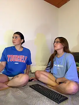 Snapshot of roxanne_03 chatting on 10-22-25, 04:24 roxanne 03 online show from 10-22-25, 04:24