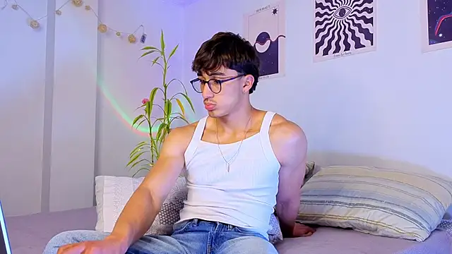 Snapshot of LatinReall chatting on 09-14-25, 11:37 LatinReall online show from 09-14-25, 11:37