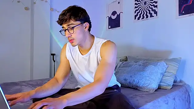 Snapshot of LatinReall chatting on 09-18-25, 12:12 LatinReall online show from 09-18-25, 12:12