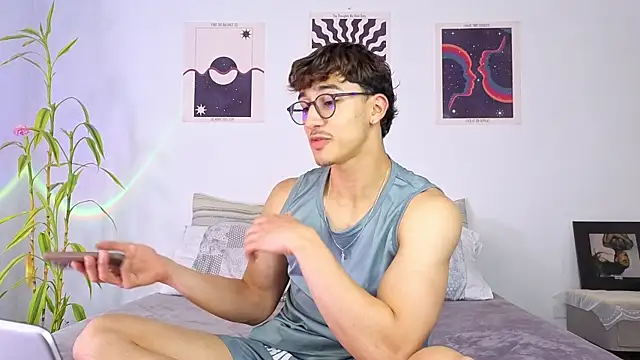 Snapshot of LatinReall chatting on 09-21-25, 07:26 LatinReall online show from 09-21-25, 07:26