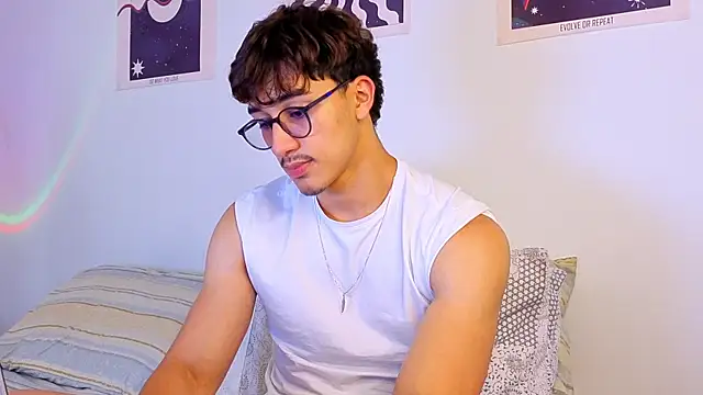 Snapshot of LatinReall chatting on 09-24-25, 08:23 LatinReall online show from 09-24-25, 08:23