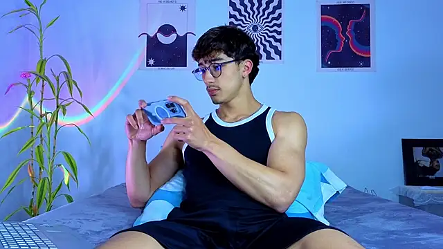 Snapshot of LatinReall chatting on 10-16-25, 12:22 LatinReall online show from 10-16-25, 12:22