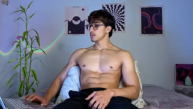 Snapshot of LatinReall chatting on 10-23-25, 01:27 LatinReall online show from 10-23-25, 01:27