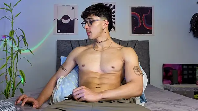 Snapshot of LatinReall chatting on 11-04-25, 12:43 LatinReall online show from 11-04-25, 12:43