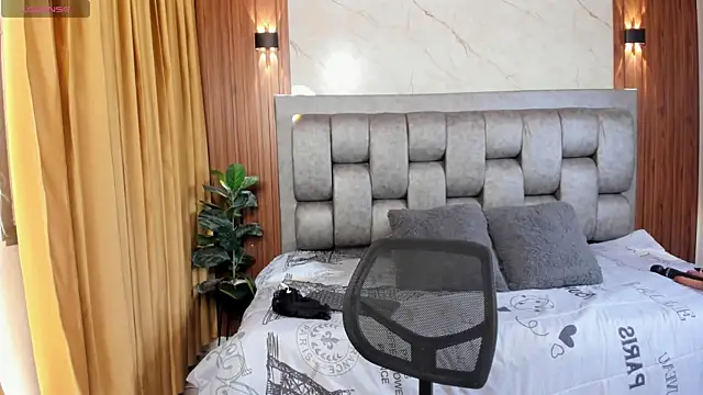 Snapshot of More_Hott chatting on 09-15-25, 06:52 More Hott online show from 09-15-25, 06:52