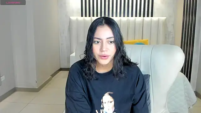 AmbarJames  online show from 04-06-26, 11:00