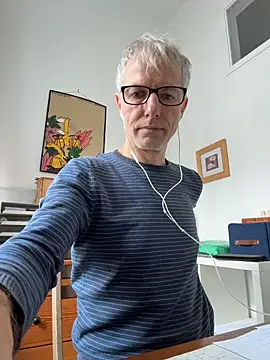 Snapshot of SexyLeon8 chatting on 12-17-25, 09:04 SexyLeon8 online show from 12-17-25, 09:04