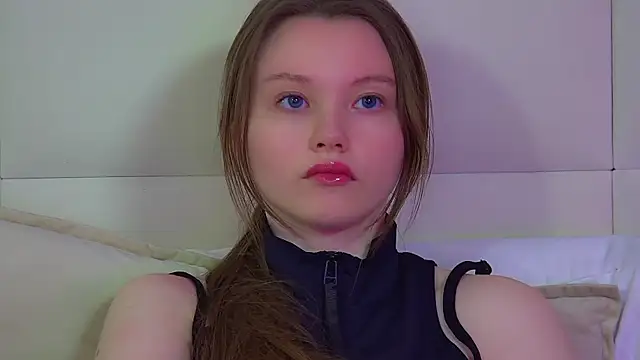 Snapshot of KeiraAsti chatting on 04-28-26, 02:27 KeiraAsti online show from 04-28-26, 02:27