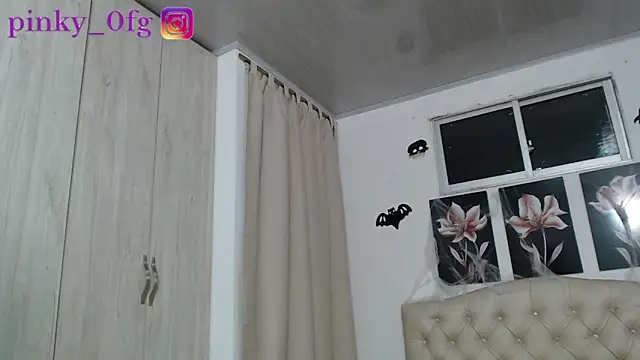 Snapshot of pinky_f00x chatting on 10-16-25, 12:00 pinky f00x online show from 10-16-25, 12:00