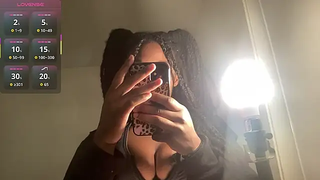 Snapshot of maskedgirl5005 chatting on 10-16-25, 02:34 maskedgirl5005 online show from 10-16-25, 02:34