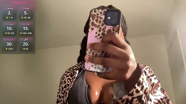 Snapshot of maskedgirl5005 chatting on 10-26-25, 03:45 maskedgirl5005 online show from 10-26-25, 03:45