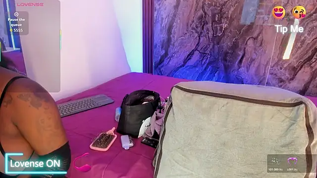 Snapshot of MiiaaCollinss chatting on 11-11-25, 02:28 MiiaaCollinss online show from 11-11-25, 02:28