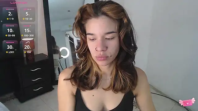 Snapshot of miascarlet_16 chatting on 11-26-25, 01:23 miascarlet 16 online show from 11-26-25, 01:23