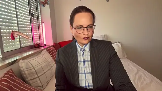 Snapshot of UnderWunder chatting on 06-19-26, 02:54 UnderWunder online show from 06-19-26, 02:54