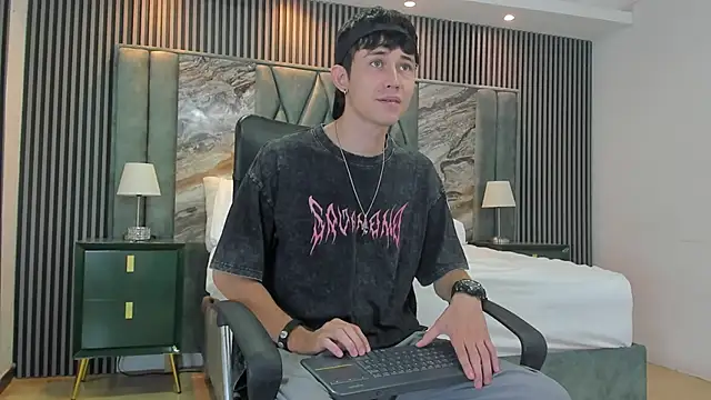 Snapshot of Michael_blue chatting on 09-28-25, 01:27 Michael blue online show from 09-28-25, 01:27