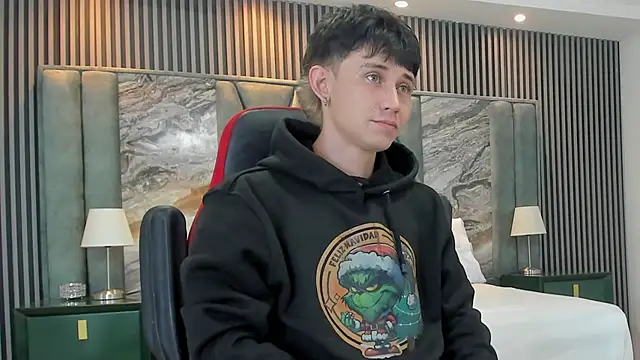 Snapshot of Michael_blue chatting on 10-12-25, 12:04 Michael blue online show from 10-12-25, 12:04