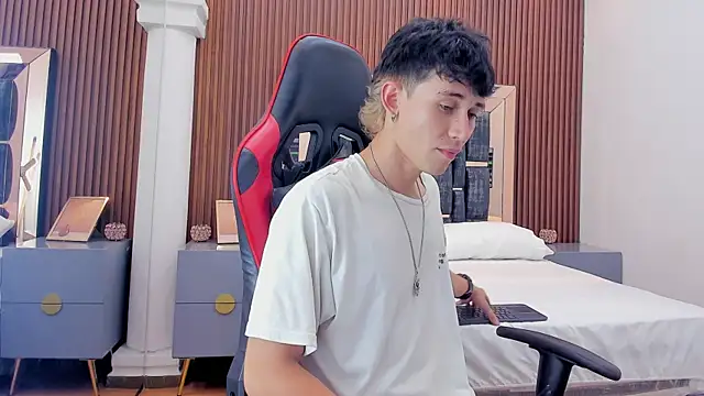 Snapshot of Michael_blue chatting on 10-17-25, 08:22 Michael blue online show from 10-17-25, 08:22