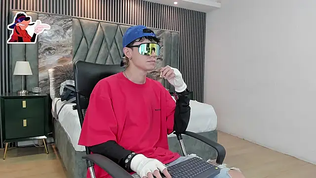 Snapshot of Michael_blue chatting on 10-31-25, 09:27 Michael blue online show from 10-31-25, 09:27