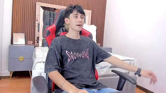 Snapshot of Michael_blue chatting on 11-01-25, 09:06 Michael blue online show from 11-01-25, 09:06