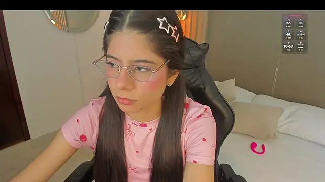 Snapshot of carlina_15 chatting on 06-05-26, 12:33 carlina 15 online show from 06-05-26, 12:33