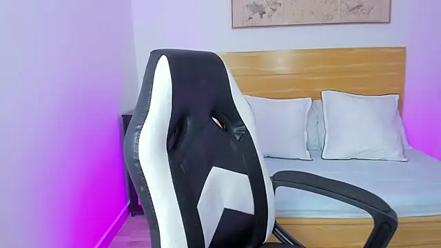 Snapshot of kitty_sweeety_ chatting on 10-28-25, 01:14 kitty sweeety online show from 10-28-25, 01:14