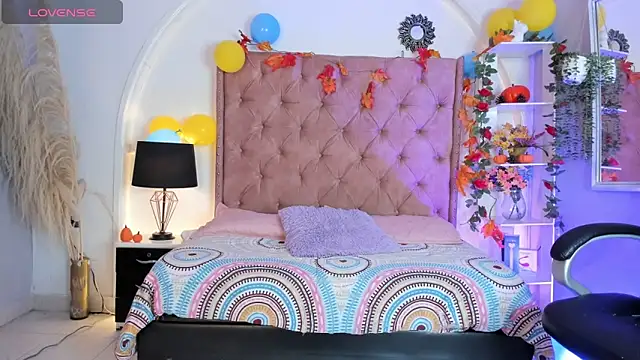 SwettRenata  online show from 09-30-25, 07:30