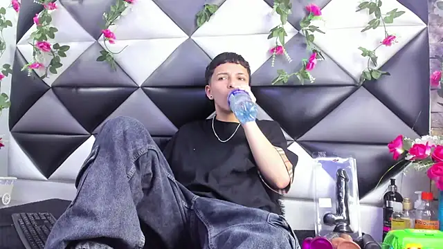 Snapshot of Megan_Thompson_ chatting on 10-29-25, 02:25 Megan Thompson online show from 10-29-25, 02:25