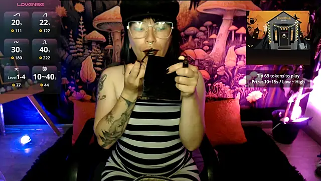 LunaBunny8 online show from 10-18-25, 07:31