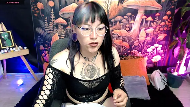 LunaBunny8 online show from 10-27-25, 01:09