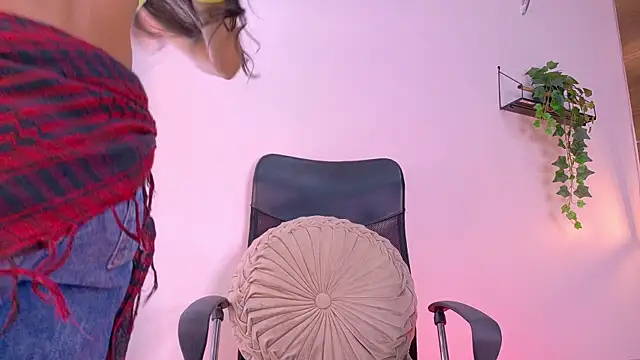 Snapshot of TiffValentinee_ chatting on 10-13-25, 07:58 TiffValentinee online show from 10-13-25, 07:58