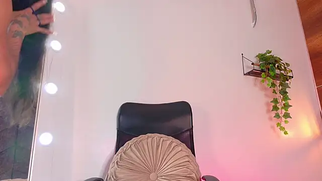 Snapshot of TiffValentinee_ chatting on 10-20-25, 07:58 TiffValentinee online show from 10-20-25, 07:58