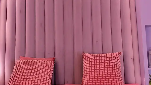 Snapshot of TiffValentinee_ chatting on 10-28-25, 08:00 TiffValentinee online show from 10-28-25, 08:00