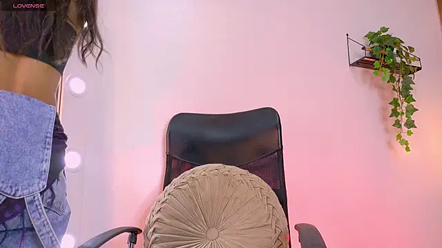 Snapshot of TiffValentinee_ chatting on 10-31-25, 05:58 TiffValentinee online show from 10-31-25, 05:58