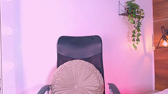 Snapshot of TiffValentinee_ chatting on 11-05-25, 08:09 TiffValentinee online show from 11-05-25, 08:09