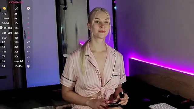 Snapshot of HitchcocianBlonde chatting on 10-01-25, 06:03 HitchcocianBlonde online show from 10-01-25, 06:03