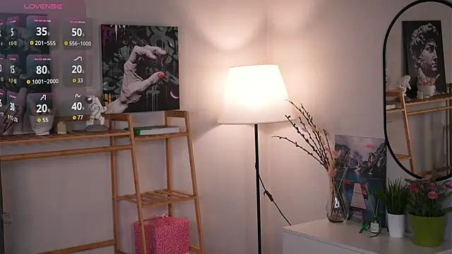 Snapshot of MoiraEger chatting on 09-25-25, 05:05 MoiraEger online show from 09-25-25, 05:05