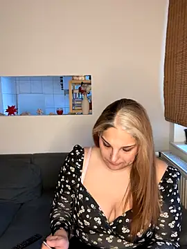 Snapshot of Katherine_Leyla chatting on 11-26-25, 09:21 Katherine Leyla online show from 11-26-25, 09:21