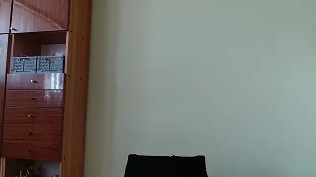 Snapshot of LooveELLYx chatting on 02-14-25, 11:21 LooveELLYx online show from 02-14-25, 11:21