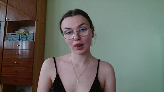 Snapshot of LooveELLYx chatting on 10-06-25, 01:30 LooveELLYx online show from 10-06-25, 01:30