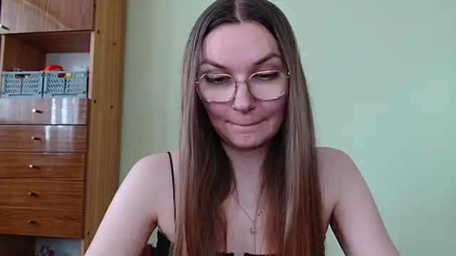 LooveELLYx online show from 05-05-26, 01:41