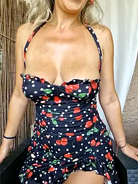 Snapshot of CelynaRoss chatting on 10-25-25, 12:34 CelynaRoss online show from 10-25-25, 12:34