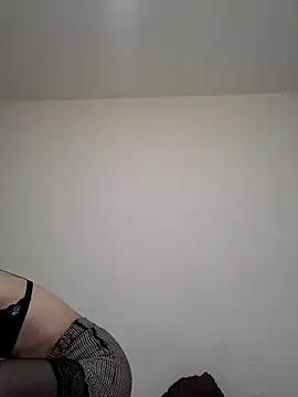 Snapshot of Oriana111 chatting on 10-27-25, 01:04 Oriana111 online show from 10-27-25, 01:04