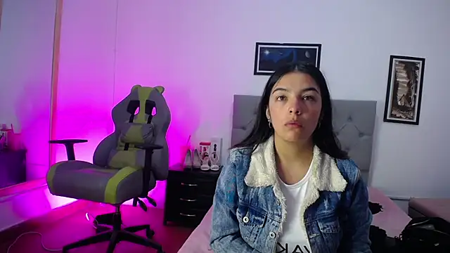 Esmeraldaa- online show from 10-22-25, 04:24